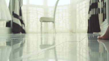 Kadın ayakları yere ayna vardır