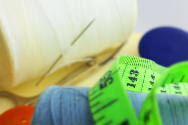 Dikiş için bant ölçülüyor