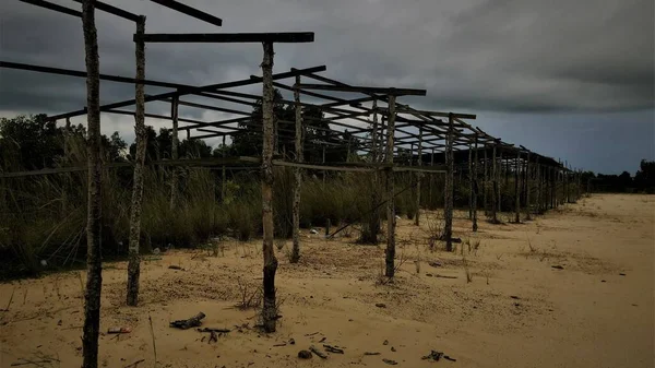Sahibi tarafından uzun zaman önce terk edilmiş ve sahile yakın olan geleneksel bir pazar manzarası. Pazar, kameranın gözünde eşsizdir çünkü yıpranmış nesneleri kırılgan ahşap bir çerçeveyle sunar ve onu estetik açıdan memnun eder..