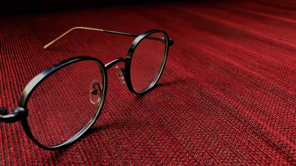 Une Paire Lunettes Que Propriétaire Met Sur Canapé Rouge Tout — Photo