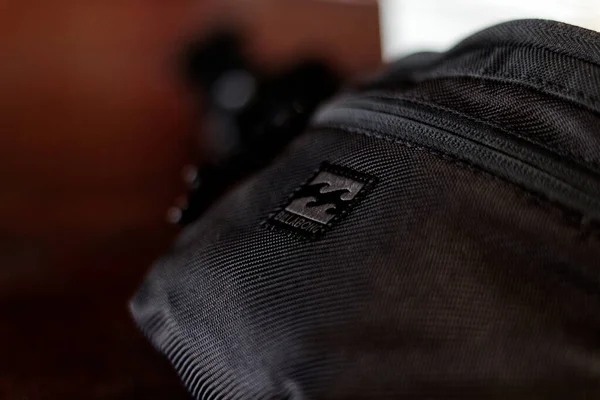 Çok ayırt edici bir Billabong marka, içinde sallanan dalga logosu olan bir çanta her erkeğin görünüşünü mükemmelleştirmeye hazır..