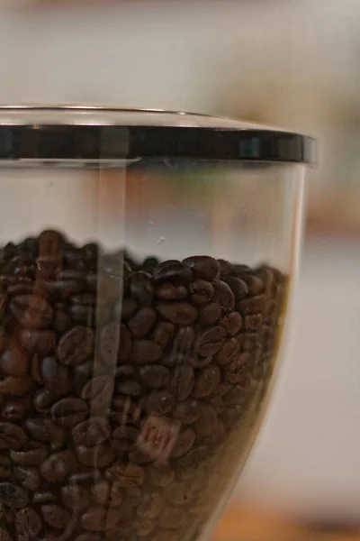 Nefis kahve çekirdekleri mükemmel kahve için öğütülmeye hazır..