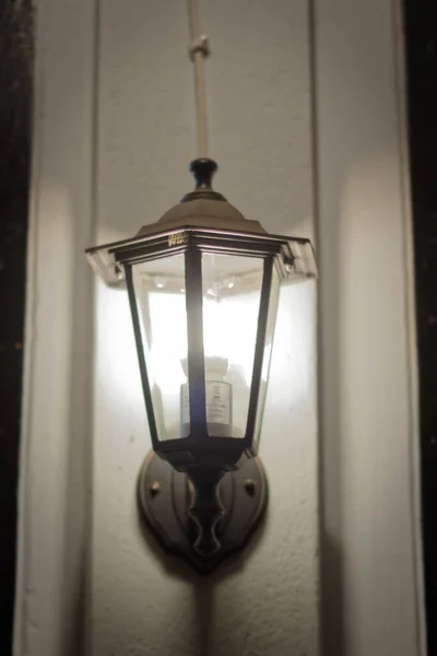 Bahçe lambası kahve dükkanıyla eşleşince düşük ışıkla retro bir görünüm yaratıyor..