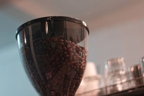 Öğütücünün kahve çekirdeğini tutma kapasitesi daha düşük bir açıdan muhteşem görünüyor..