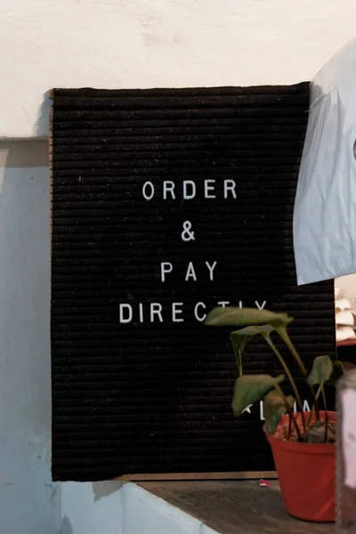 Tüketiciler, keyif aldıkları içecek ve yiyecekler için sipariş vermek ve ödeme yapmak istediklerinde bildirim kurulları.