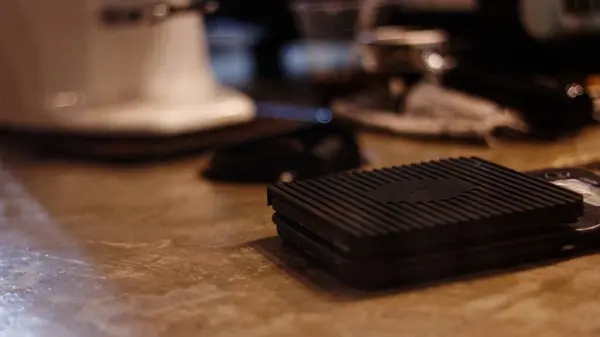 Genellikle baristalar tarafından kahve telvelerini ölçmek için kullanılan dijital bir ölçek..