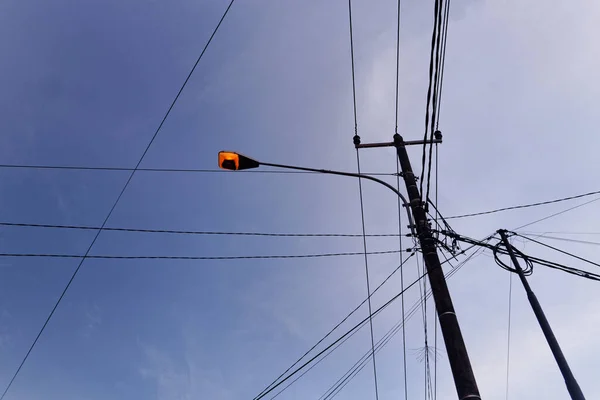 Öğleden sonra tepede elektrik direği.