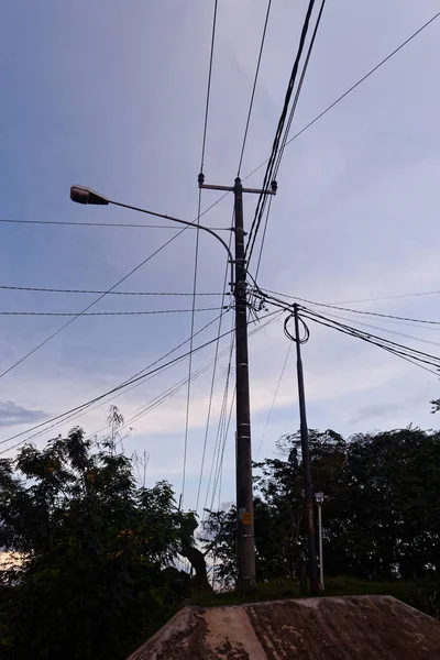 Öğleden sonra tepede elektrik direği.