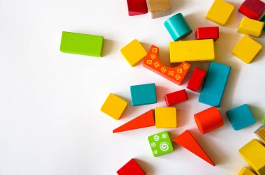 Renkli küplerle soyut arkaplan