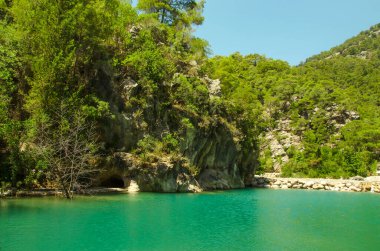 Mavi gökyüzüne karşı güzel dağ gölü