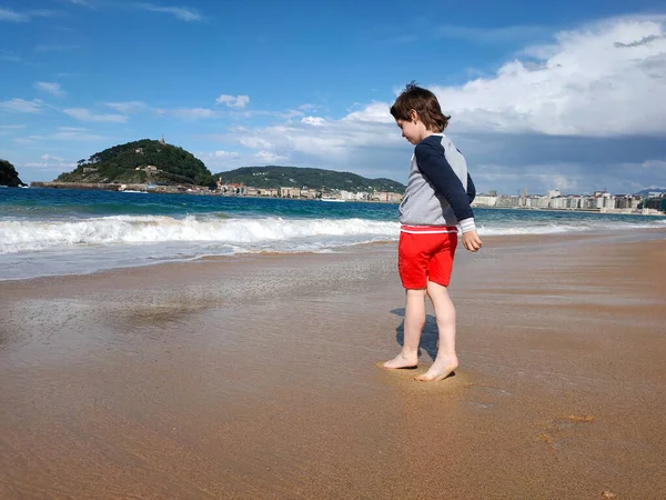 春のビーチで幸せな子供は — ストック写真