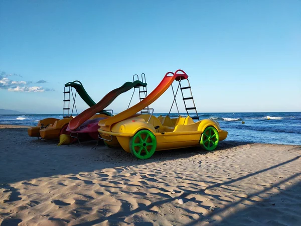 Catamarans Avec Toboggans Debout Sur Plage Sur Fond Mer — Photo