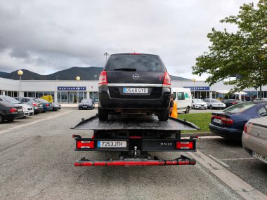 16.08.2021 Noain Navarra tamiri için bir forklift bozuk bir arabayı kaldırır.