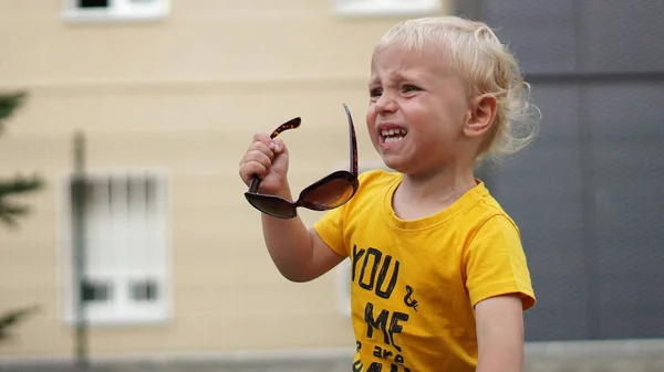 Pequena Criança Loira Chorando Rua Emoções — Fotografia de Stock