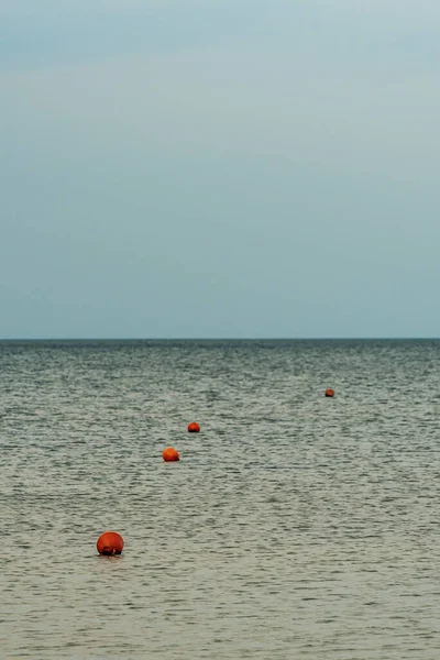 Klidná Vodní Plocha Kde Vznášejí Oranžové Bóje Kulatými Tvary Označujícími — Stock fotografie