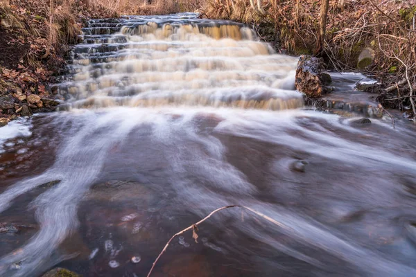 Vodopád Několika Etapách Spadlé Listy Hnědé Ale Voda Teče Jaře — Stock fotografie