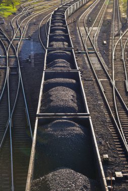 Tren vagonlarındaki siyah kömür, lojistikteki bir sonraki boşaltma noktasına taşınır.