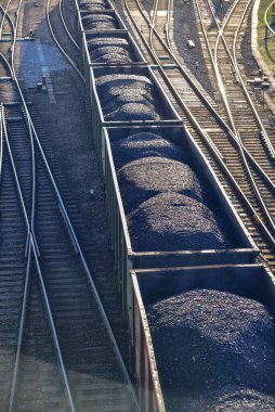 Tren vagonlarındaki siyah kömür, lojistikteki bir sonraki boşaltma noktasına taşınır.