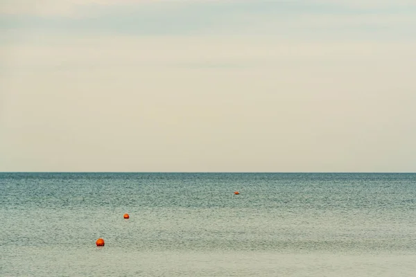 Klidná Vodní Plocha Kde Vznášejí Oranžové Bóje Kulatými Tvary Označujícími — Stock fotografie