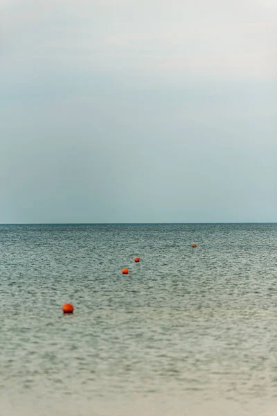 Superfície Água Calma Onde Bóias Laranja Flutuam Com Formas Redondas — Fotografia de Stock
