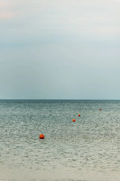 Superficie Agua Tranquila Donde Flotan Boyas Naranjas Con Formas Redondas —  Fotos de Stock