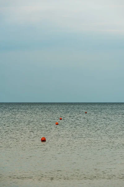 Superficie Agua Tranquila Donde Flotan Boyas Naranjas Con Formas Redondas —  Fotos de Stock