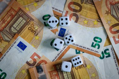 Seni heyecanlandıran ve zengin hissettiren oyun kazançları ve kumar için birkaç beyaz zar ve euro parası.