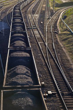 Tren vagonlarındaki siyah kömür, lojistikteki bir sonraki boşaltma noktasına taşınır.