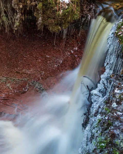 Malý Říční Vodopád Lese Tenkou Vrstvou Sněhu Zemi Zářivým Průtokem — Stock fotografie