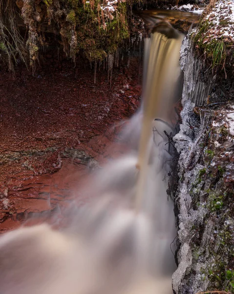 Malý Říční Vodopád Lese Tenkou Vrstvou Sněhu Zemi Zářivým Průtokem — Stock fotografie