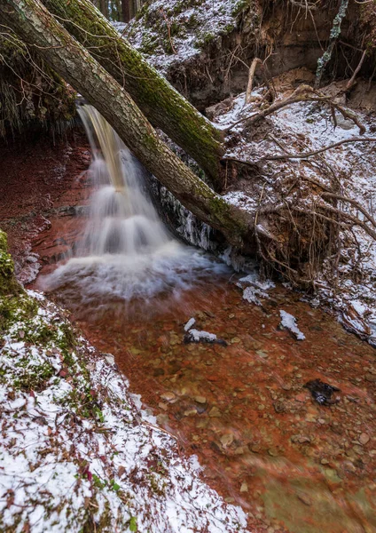 Malý Říční Vodopád Lese Tenkou Vrstvou Sněhu Zemi Zářivým Průtokem — Stock fotografie