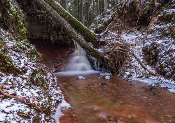 Malý Říční Vodopád Lese Tenkou Vrstvou Sněhu Zemi Zářivým Průtokem — Stock fotografie