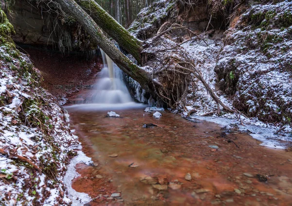 Malý Říční Vodopád Lese Tenkou Vrstvou Sněhu Zemi Zářivým Průtokem — Stock fotografie