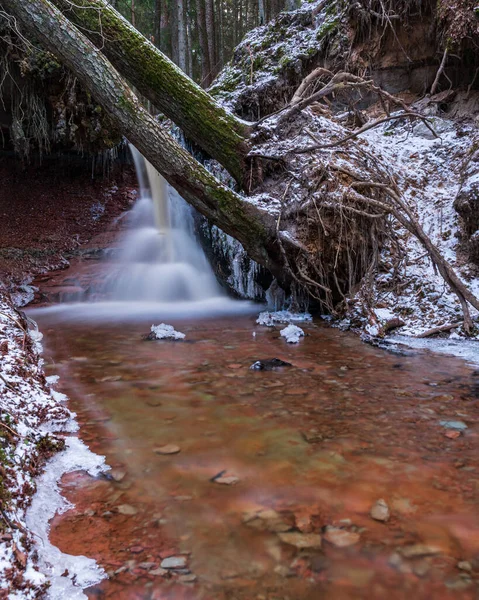 Malý Říční Vodopád Lese Tenkou Vrstvou Sněhu Zemi Zářivým Průtokem — Stock fotografie