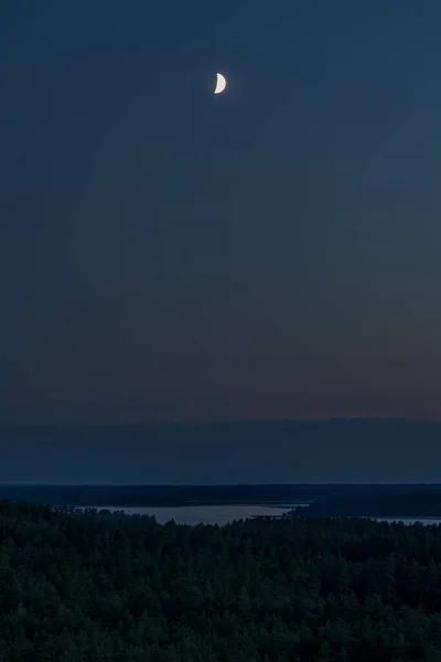 Зеленые Лесные Холмы Озеро Освещенные Лунным Светом Вдали Горизонте Облака — стоковое фото
