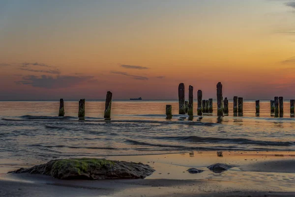 Costa Água Antigos Postes Portuários Após Pôr Sol Grande Navio — Fotografia de Stock