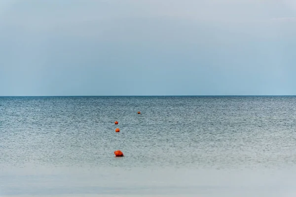 Klidná Vodní Plocha Kde Vznášejí Oranžové Bóje Kulatými Tvary Označujícími — Stock fotografie