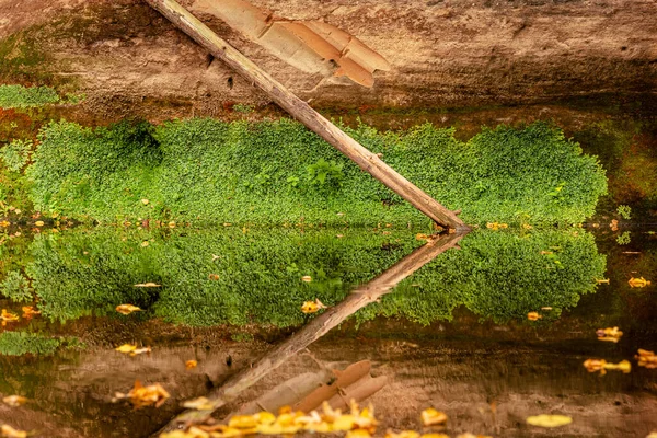 Une Falaise Sablonneuse Une Rivière Qui Reflète Beauté Nature Environnante — Photo