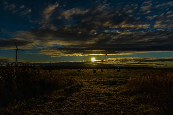 Amanecer Prado Los Generadores Viento Giran Para Producir Electricidad Hierba — Foto de Stock