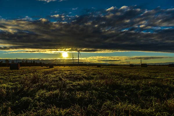 Amanecer Prado Los Generadores Viento Giran Para Producir Electricidad Hierba — Foto de Stock