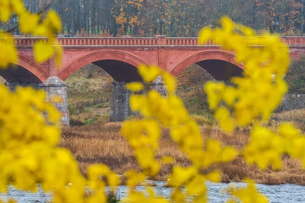 Vieux Pont Brique Automne Une Rivière Qui Coule Sous Pont — Photo