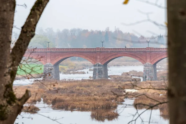 Sonbaharda Eski Bir Tuğla Köprü Köprünün Altından Daha Geniş Sulara — Stok fotoğraf