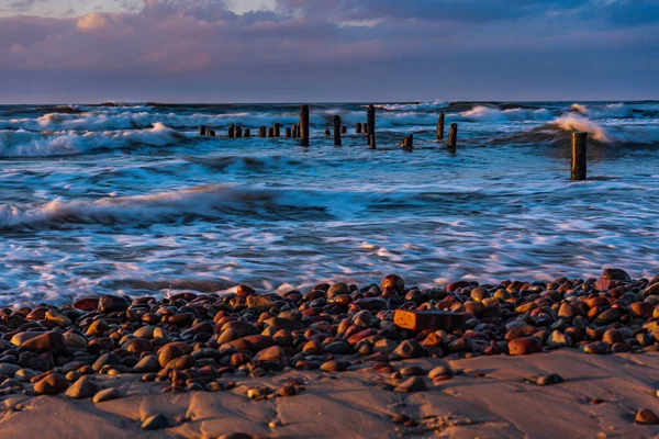 Atardecer Viejos Postes Madera Mar Que Son Restos Antigüedad Cuando —  Fotos de Stock