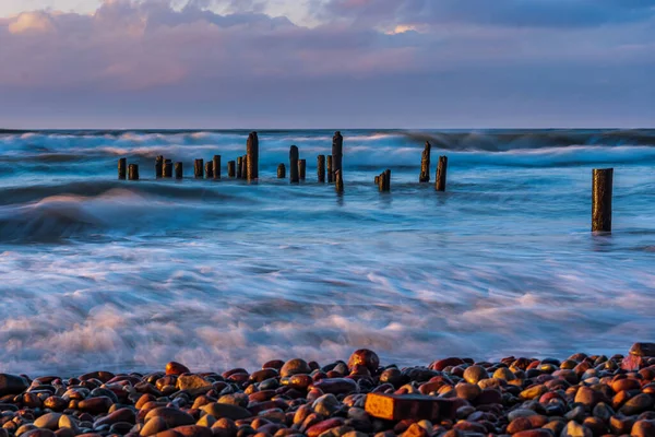 Atardecer Viejos Postes Madera Mar Que Son Restos Antigüedad Cuando —  Fotos de Stock