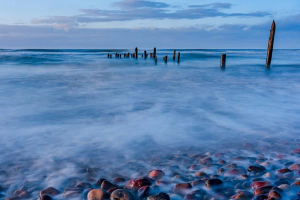 Při Západu Slunce Staré Dřevěné Tyče Moři Které Jsou Pozůstatky — Stock fotografie