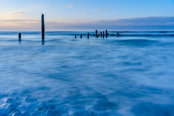 Při Západu Slunce Staré Dřevěné Tyče Moři Které Jsou Pozůstatky — Stock fotografie