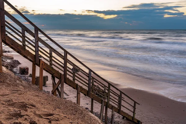 Uma Escadaria Madeira Que Lhe Permite Chegar Costa Praia Muito — Fotografia de Stock