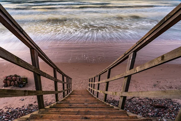 海岸線に非常に近い海岸線に到達することができますちょうど海の水に直接行くように木製の階段 — ストック写真