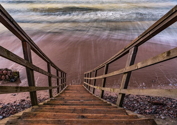 海岸線に非常に近い海岸線に到達することができますちょうど海の水に直接行くように木製の階段 — ストック写真