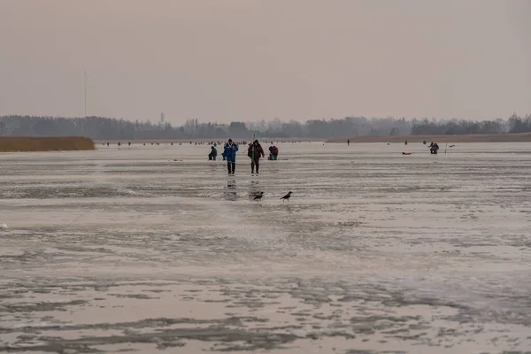 Río Congelado Pescadores Encorvados Helados Que Pescan Mueven Largo Río — Foto de Stock